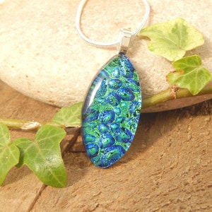 Bulle bleu et vert en verre dichroïque, bijoux en verre fusionné, ovale en verre Art élégant pendentif image 1