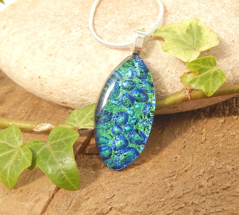 Bulle bleu et vert en verre dichroïque, bijoux en verre fusionné, ovale en verre Art élégant pendentif image 1