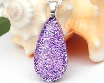 Pendentif en forme de larme en verre dichroïque mauve doux, bijoux en verre fusionné, petit collier de gouttelettes, verre d'art violet, pendentif en verre violet