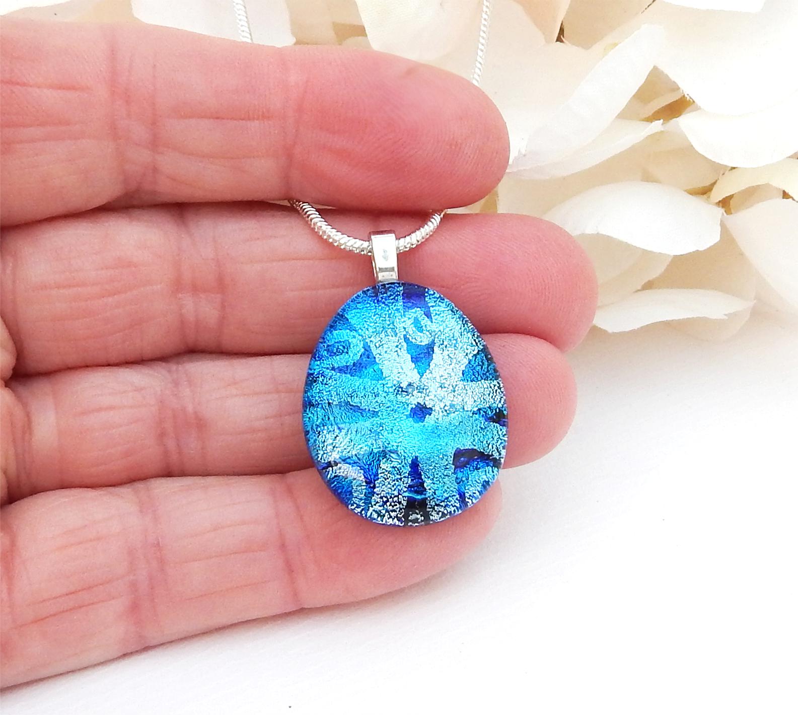 ブルーダイクロイックガラスペンダントネックレス：ティアドロップ