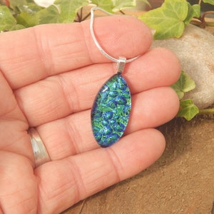 Bulle bleu et vert en verre dichroïque, bijoux en verre fusionné, ovale en verre Art élégant pendentif image 5
