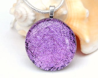 Pendentif en verre dichroïque tout simplement élégant - fusion bijoux en verre - violet rose ronde collier verre d’Art