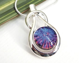 Pendentif dichroïque rose violet - bijoux en verre fusionné - pendentif noeud en verre artistique magenta vibrant