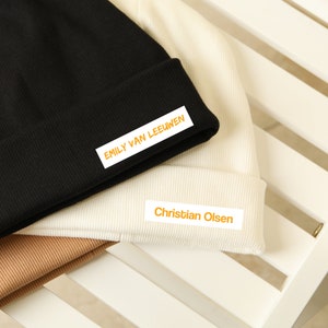 Bügeletiketten personalisiert mit Namen in orange zur minimalistischen Kennzeichnung von Wäsche