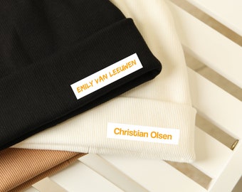 Bügeletiketten personalisiert mit Namen in orange zur minimalistischen Kennzeichnung von Wäsche