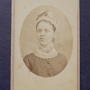 Carte-de-visite, antieke.   Met een dame in een cap & kraag, waarschijnlijk een nanny of een dienstbode. Abell, Knaresborough. c1880.