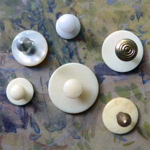 Hemdenknöpfe, 6 verschiedene, Antik/Vintage.  Knochen, Glas, Kunststoff, Weißmetall, Messing. um 1930. Jahrhundert bis c1950.