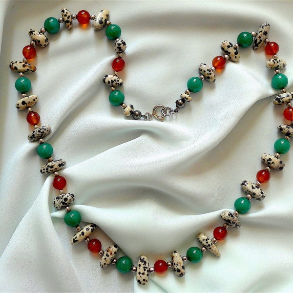 Collier de perles, jaspe Dalmation Leopard Spot & Perles de cornaline, avec une petite perle métallique entre les deux.