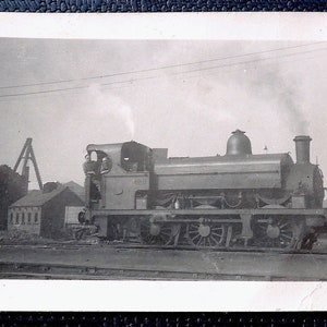 Whitwood Colliery, Yorkshire, fotografi av järnvägslok, vintage. Lok nr 4 med 2 mekaniker, sista kolet slutade 1966, baksida 25/6/49.