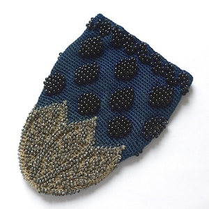 Könnte beinhalten: Eine blaue Vintage-Perlen-Clutch mit schwarzen Perlen-Polka-Dots und einem blattförmigen Design am unteren Rand. Die Clutch besteht aus einem gewebten Material und stammt wahrscheinlich aus der Mitte des 20. Jahrhunderts.