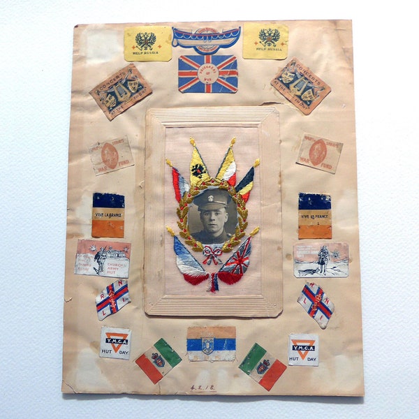 Carte de badges en papier caritatif 1ère WW, vintage. antique. Autocollants caritatifs de la Première Guerre Mondiale très rares avec une photographie de soldats. 1914-18.