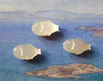 Cut pearl buttons, a set of 3 realistic fishes, vintage.  Cute little fishes having a good time, plastic 2 hole reverse, 1950's.