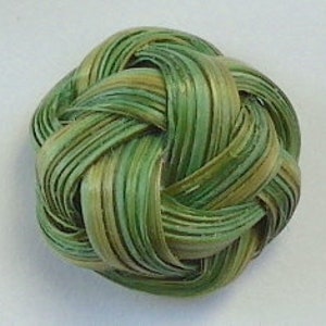 Pulsante in fibra naturale, bambù?, vintage. Intrecciato in una forma a cupola, colorazione naturale, gambo ad anello metallico, piastra di carta. c1930's-40.