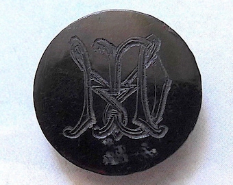 Hunt livery button, antique. Initialled "MD", hand etched monogram, plastic/comp. Japanned, loop shank. 19th century.