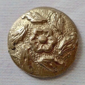 Golden Age button, antique.  Featuring a circle of leaves on a dappled background, floral centre, gilt ?, metal loop shank. c1800-50.