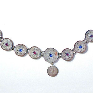 WW1 1914-18 Belgien Sweetheart Armband, antik. Getönte gefälschte Metallmünzen aus dem Jahr 1914, die mittlere aus dem Jahr 1910, mit farbigem Diamantbesatz.