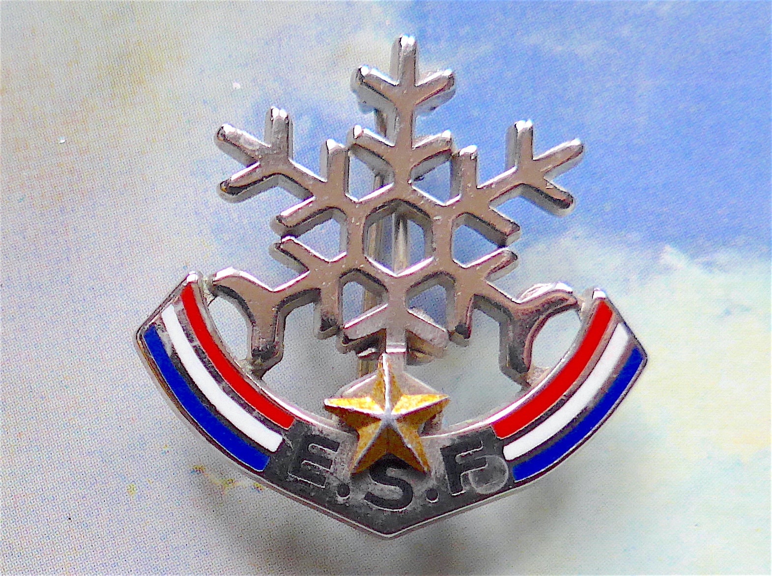 BROCHE ECOLE DE SKI FRANCAIS FLOCON AVEC UNE ETOILE ESF SKI DE FOND FABRICANT DECAT - Insignes - Pucelles - Fourragères (3180138
