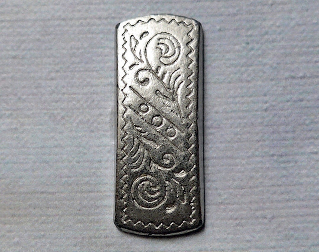 た*き様 2000s barak Angled Button Design Ja Metal Button, Ethnic, Vintage. A Pressed Design, Vertical, a Hint