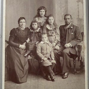 Tarjeta de gabinete, familiar, antigua. Fotografía familiar en sepia con los padres, tres niñas y un niño. Fotógrafos de Middleton, Aberdeen. Década de 1890.