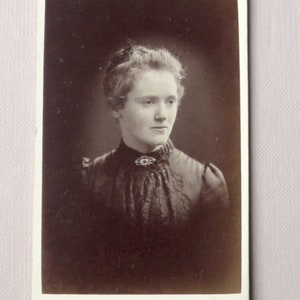 Carte-de-visite, antiek. Een portret van een jonge dame, sepia. Fotograaf - Mevrouw Williams, Talbot Place, Wolverhampton. c1880's.