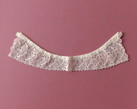 Collar, ladies, vintage.  A pretty butterfly repe… - image 3