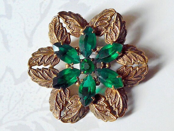 Diamante brooch Bohemian vintage. Floral shaped a circle of leaves with a pretty central green diamante flower on top. c1930 s
