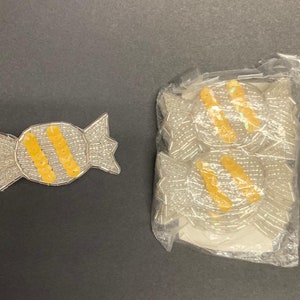 2,5 cm silverpärlor med gula paljettapplikationer, 10 st, paket