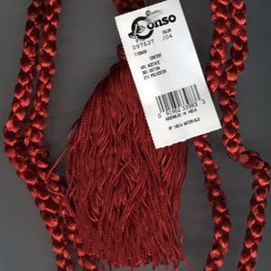 Peut inclure: Cordon de tassel rouge avec une étiquette indiquant "Conso 097637 J04 Tieback Content: 43% Acetate 40% Cotton 17% Polyester Assembled in India Of India Materials"