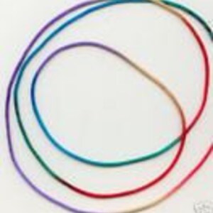 Peut inclure: Quatre bobines de cordon de différentes couleurs : rouge, bleu sarcelle, violet et or.