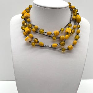 Collier vintage avec perles de verre jaunes
