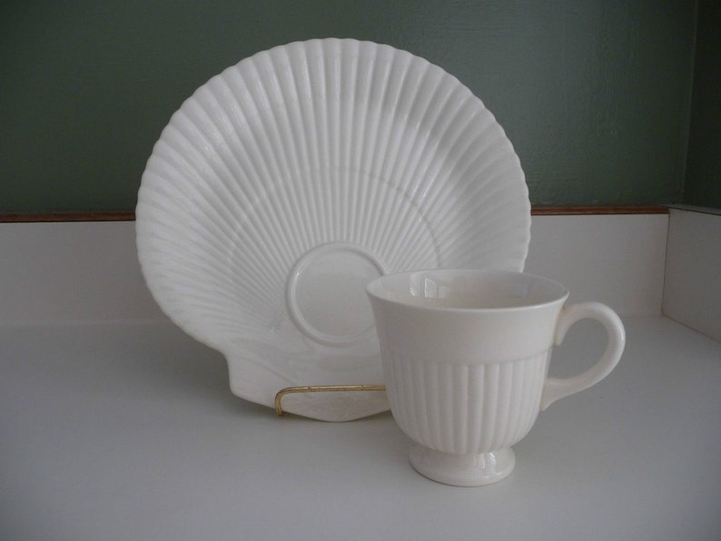 Vintage Wedgewood Nautilus Etruria /& Barlaston Luncheon Snack Plate Shell Shaped Set of 6Cream color