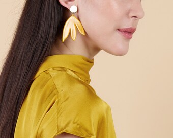 Boucles d'Oreilles SUSANA Jaune + pastille or • grosses boucles d'oreilles • minimaliste • été • fleur • boucles • mariage  • Matisse