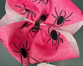 Halloween haarstrik: Roze spinnenwebstrik van lint met kralen in het midden.