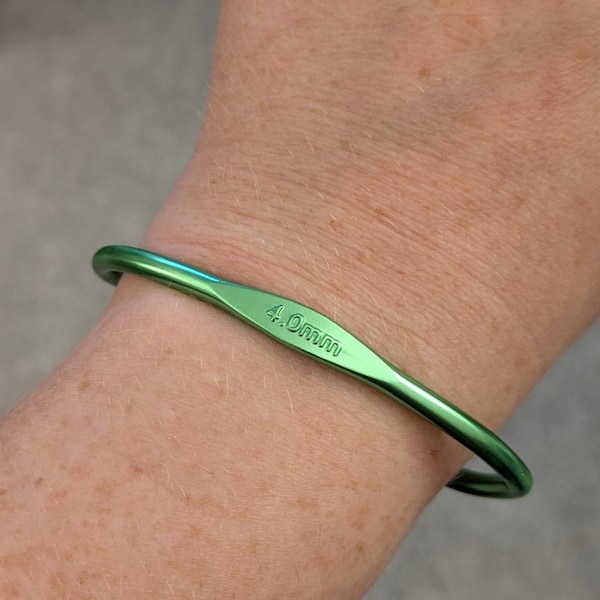 Pulsera de ganchillo reciclada, regalo hecho a mano para amantes del tejido.