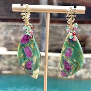 Peut inclure: Boucles d'oreilles en or avec une goutte de pierre précieuse verte et rose, accentuées de petites pierres précieuses vertes et roses et de détails en feuilles d'or.