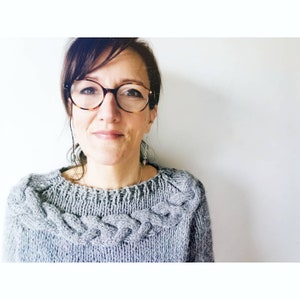 Schulterfreier grobstrick Pullover mit Zopfmuster, jetzt mit 2 Halsoptionen. Nur Muster