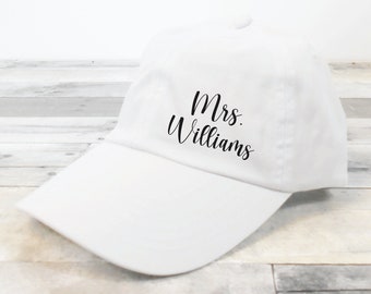 Chapeau de Mme nom de famille, chapeau de Mme nom de papa, chapeau de papa personnalisé, chapeau de papa personnalisé, cadeau pour la mariée, cadeau de shower de bébé, casquette de baseball de mariée mignonne