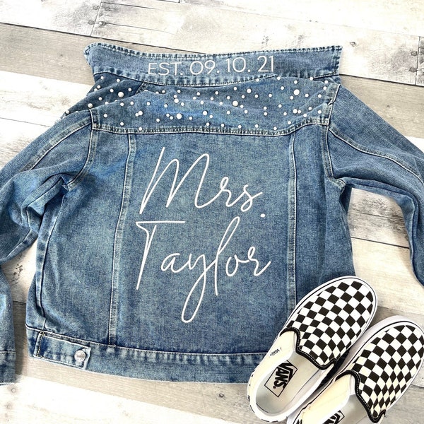 Mrs Pearl Jean Jacket, Bride Jean Jacket, Mrs Denim Jacket, Personalized Jean Jacket, Bride Jacket, Bridal gift, bridal jean jacket pearls