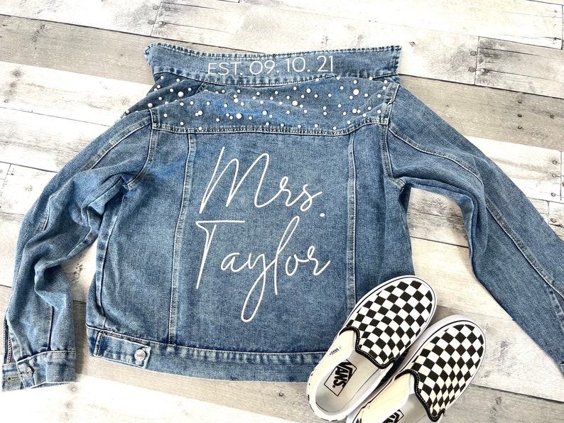 Mrs Pearl Jean Jacket, Bride Jean Jacket, Mrs Denim Jacket, Personalized Jean Jacket, Bride Jacket, Bridal gift, bridal jean jacket pearls 