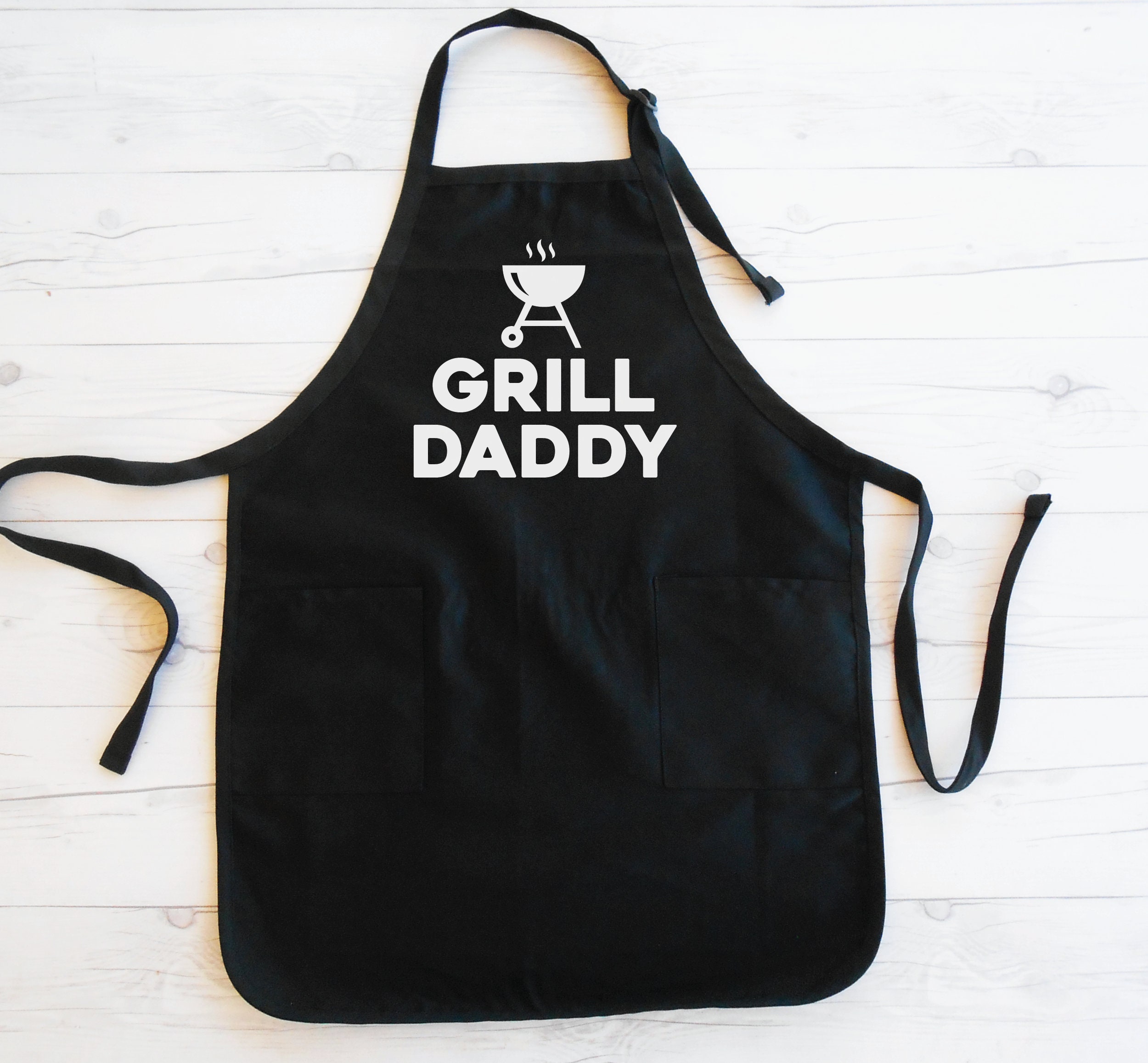 Grill Aprons for Men, Mens Apron for Grilling BBQ Cooking, Funny Daddio of  the Patio Apron with Pockets, Adjustable Bib Black Aprons Gifts for Dad  Birthday Fathers Day 