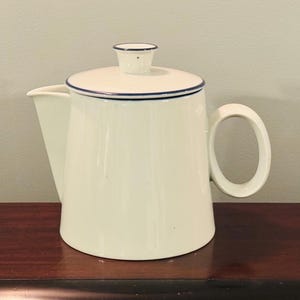 Puede incluir: Un letrero de madera rústica con el texto "Welcome to our home" en letras blancas. El letrero presenta un acabado envejecido y un diseño sencillo y acogedor, perfecto para un porche o entrada.