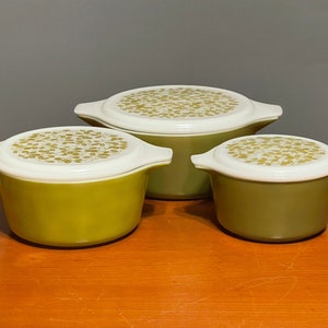 Casserole Refrigerator Dishes Complete Set Of 3 Pyrex Verde 1960s Vintage 1970s Olive Green & White Mid-Century Retro Glass  With Lids