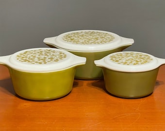 Casserole Refrigerator Dishes Complete Set Of 3 Pyrex Verde 1960s Vintage 1970s Olive Green & White Mid-Century Retro Glass  With Lids