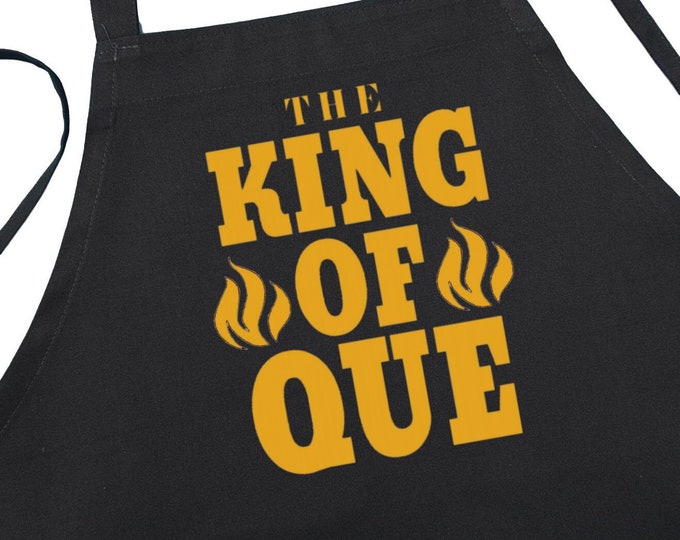The King Of Que Funny Grilling Aprons, Professional Black BBQ Aprons For Men And Women, One Size Fits All