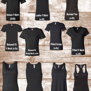 Puede incluir: Un collage de diferentes estilos de camisetas y tops de tirantes negros, incluyendo estilos unisex, de mujer, de ajuste relajado, de cuello redondo ajustado, de cuello en V ajustado, de espalda nadadora y de efecto desgastado. Las camisetas se muestran sobre un fondo de madera.