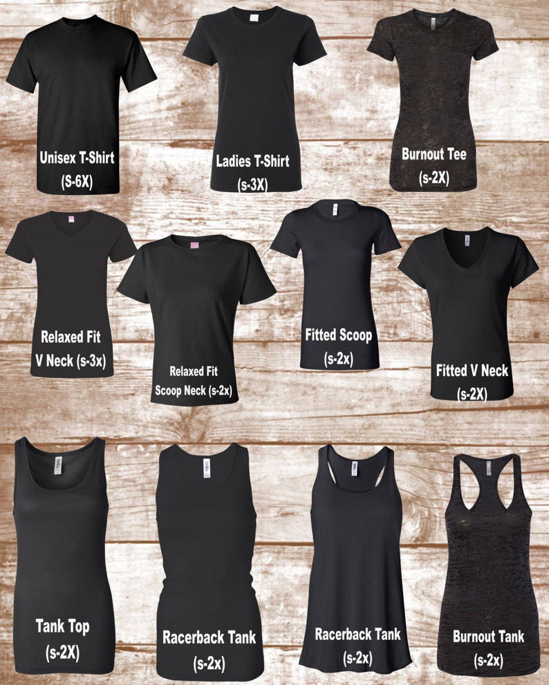 Puede incluir: Un collage de diferentes estilos de camisetas y tops de tirantes negros, incluyendo estilos unisex, de mujer, de ajuste relajado, de cuello redondo ajustado, de cuello en V ajustado, de espalda nadadora y de efecto desgastado. Las camisetas se muestran sobre un fondo de madera.