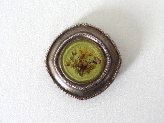 Pretty Vintage Pressed Flower Brooch