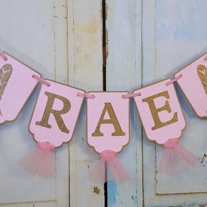 Estandarte de nombre de niñas con plumas, decoración de cumpleaños de oro rosa, baby shower boho, cumpleaños de plumas, decoración de baby shower de niñas, salvaje imagen 4