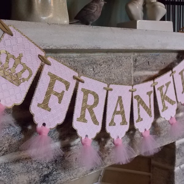 Bannière de nom personnalisée pour fille avec couronnes, bannière d'anniversaire rose et or, décoration d'anniversaire royale, bannière de fête prénatale, fête d'anniversaire de princesse