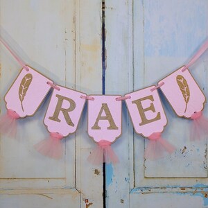 Estandarte de nombre de niñas con plumas, decoración de cumpleaños de oro rosa, baby shower boho, cumpleaños de plumas, decoración de baby shower de niñas, salvaje imagen 2